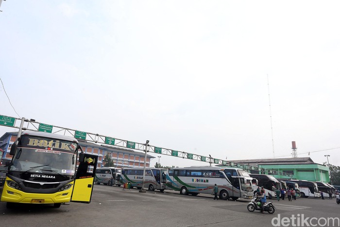 Terminal Kota Bekasi kembali beroperasi melayani perjalanan bus antarkota antarprovinsi (AKAP). Seperti yang terlihat di Terminal Kota Bekasi, semua penumpang yang naik bus ke luar kota tersebut harus menerapkan protokol kesehatan.