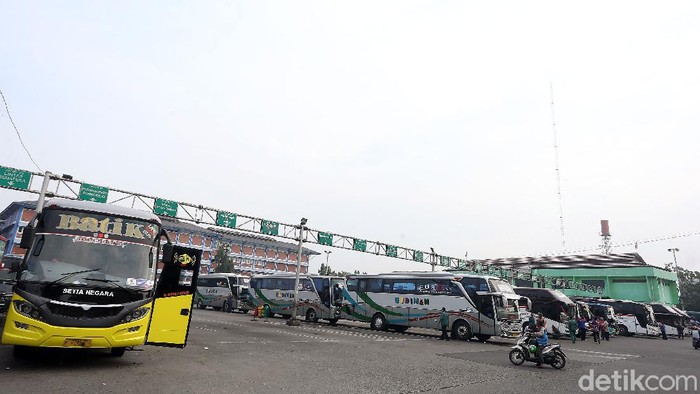 Terminal Kota Bekasi kembali beroperasi melayani perjalanan bus antarkota antarprovinsi (AKAP). Seperti yang terlihat di Terminal Kota Bekasi, semua penumpang yang naik bus ke luar kota tersebut harus menerapkan protokol kesehatan.