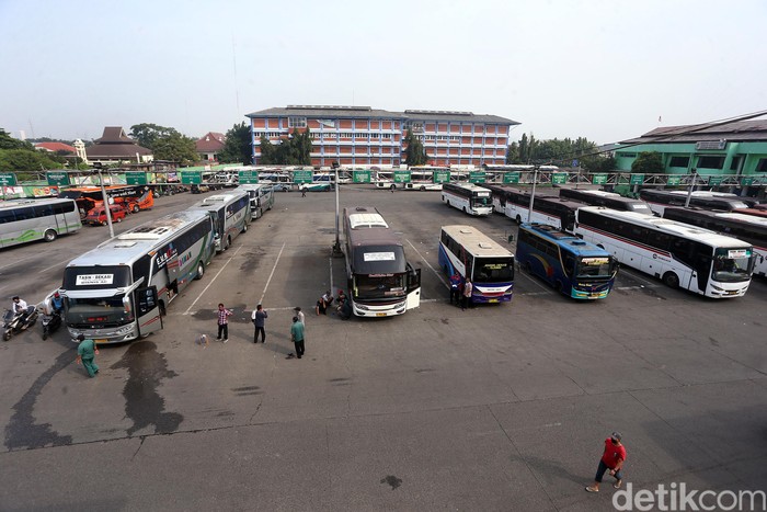 Terminal Kota Bekasi kembali beroperasi melayani perjalanan bus antarkota antarprovinsi (AKAP). Seperti yang terlihat di Terminal Kota Bekasi, semua penumpang yang naik bus ke luar kota tersebut harus menerapkan protokol kesehatan.