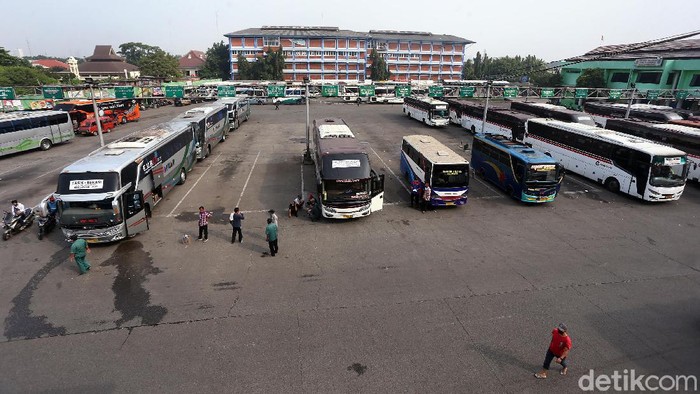 Terminal Kota Bekasi kembali beroperasi melayani perjalanan bus antarkota antarprovinsi (AKAP). Seperti yang terlihat di Terminal Kota Bekasi, semua penumpang yang naik bus ke luar kota tersebut harus menerapkan protokol kesehatan.