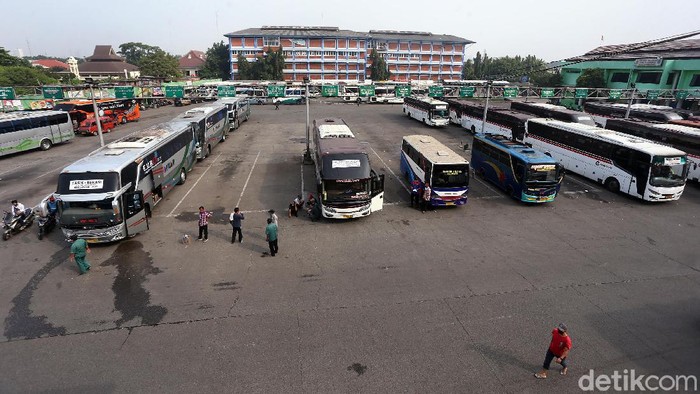 Bus AKAP Kembali Beroperasi di Terminal Bekasi Terminal Kota Bekasi kembali beroperasi melayani perjalanan bus antarkota antarprovinsi (AKAP). Seperti yang terlihat di Terminal Kota Bekasi, semua penumpang yang naik bus ke luar kota tersebut harus menerapkan protokol kesehatan.