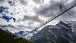 Ini Jembatan Gantung Tertinggi di Dunia dengan View Pegunungan Salju