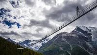 Namanya Charles Kuonen Suspension Bridge yang baru resmi dibuka pada 29 Juli 2017. Menurut pihak pariwisata Zermatt, jembatan ini pula yang memecahkan rekor jembatan gantung bagi pejalan kaki terpanjang di dunia.  