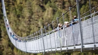 Membentang di lembah antara Kota Zermatt dan Grachen, Jembatan Gantung Charles Kuonen akan memotong perjalanan traveler yang seharusnya melintasi lembah dengan jarak tempuh lebih dari tiga jam hanya menjadi hanya 10 menit.  