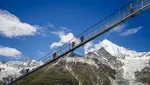 Ini Jembatan Gantung Tertinggi di Dunia dengan View Pegunungan Salju