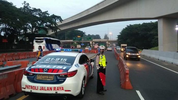 Contraflow di Tol Halim menuju Tol Semanggi