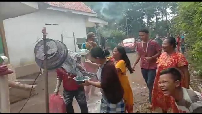 Warga di Kabupaten Probolinggo menyambut satu keluarga yang pulang dari karantina setelah dinyatakan negatif Corona. Keluarga itu mendapat kejutan seperti orang yang sedang ulang tahun.