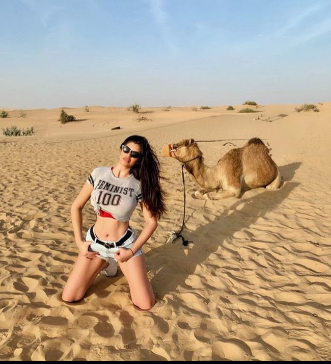 Dora Rodriguez mengklaim bahwa dirinya mengambil risiko ditangkap polosi dengan melanggar aturan ketat penguncian wilayah di Dubai demi mencegah penularan virus corona untuk pemotretan seksi. Foto: Instagram