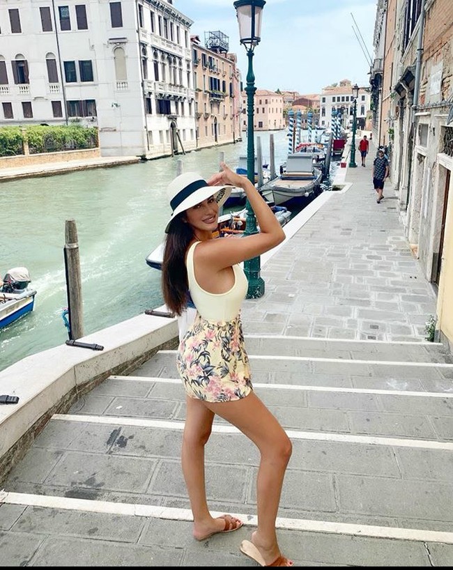 Dora memutuskan untuk pergi ke gurun dan melalukan pemotretan untuk sampul sebuah majalah segmen mode. Foto: Instagram