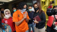 Widi Mulia dan anak-anak harus berpisah sekian lama dari Dwi Sasono akibat sang kepala keluarga terbukti mengonsumsi ganja pada 2020. Foto: Palevi/detikHOT