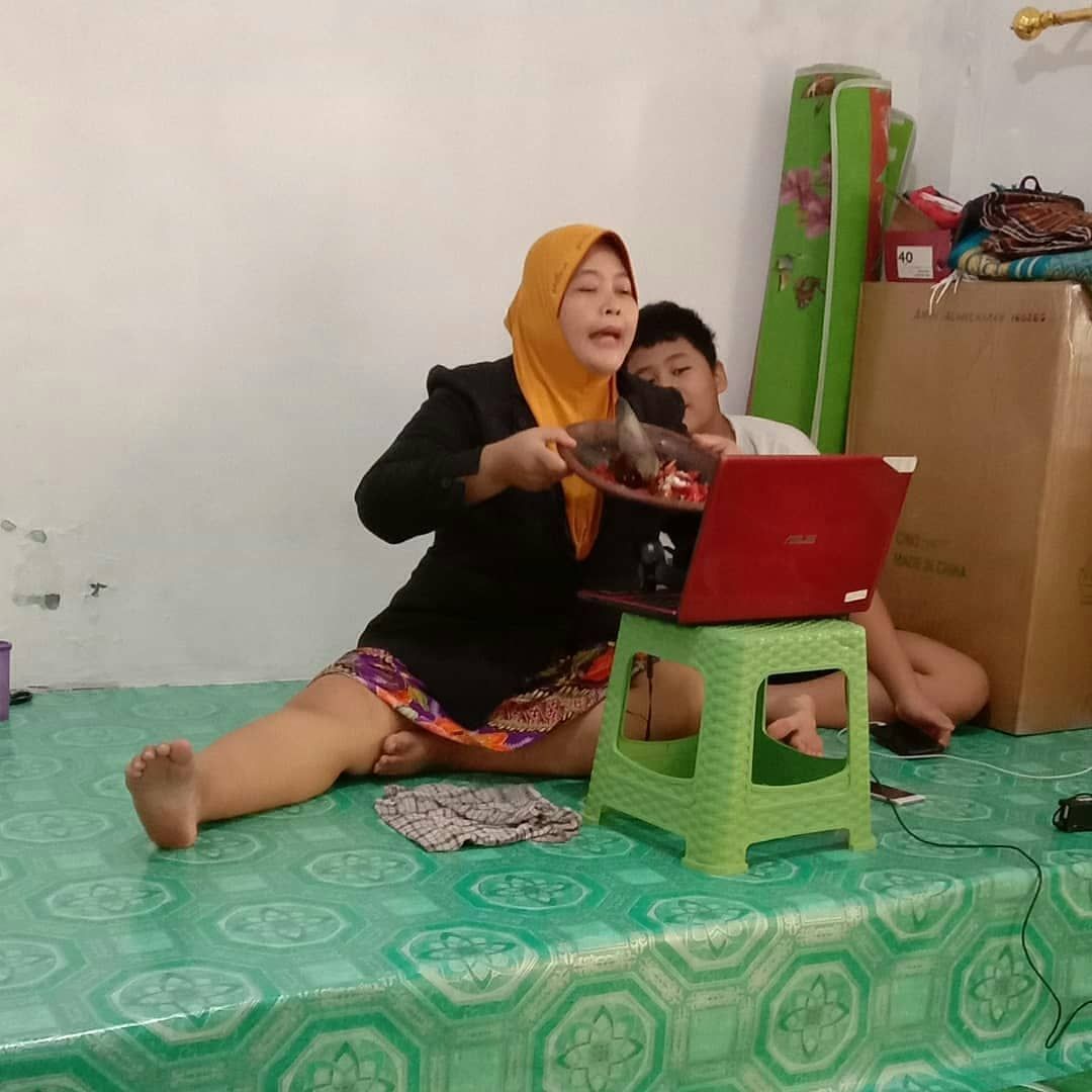 emak-emak meeting sambil ngulek