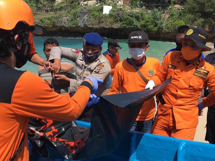 Evakuasi nelayan lobster yang tewas di Gunungkidul, Selasa (9/6/2020).