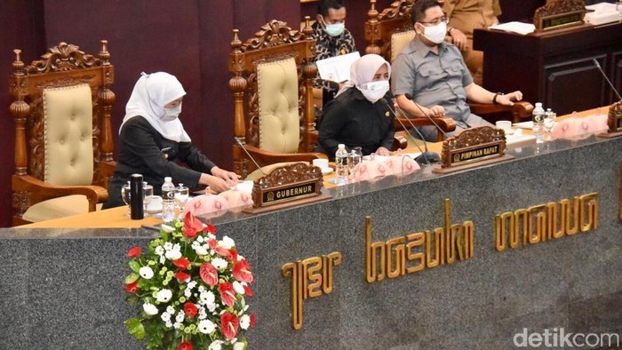 Gubernur khofifah paripurna di DPRD Jatim