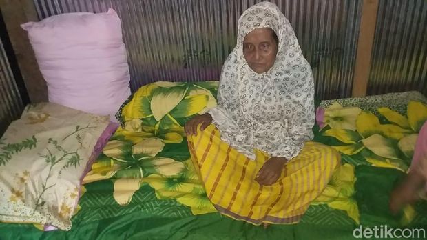Gubuk milik Nenek Hadi yang hidup sebatang kara di Maros, Sulsel (Bakrie-detikcom).