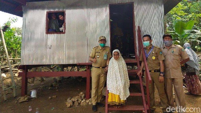 Gubuk milik Nenek Hadi yang hidup sebatang kara di Maros, Sulsel (Bakrie-detikcom).