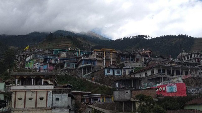 Nepal di Kaki Gunung Sumbing, Pesawat Trump Hampir Tertabrak Drone