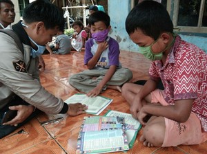 Kisah Guru Honorer di Cianjur Sambangi Rumah Siswa yang Tak Punya Gawai