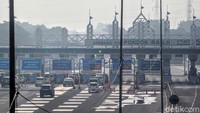 Tak terlihat penumpukan kendaraan di gerbang tol tersebut.