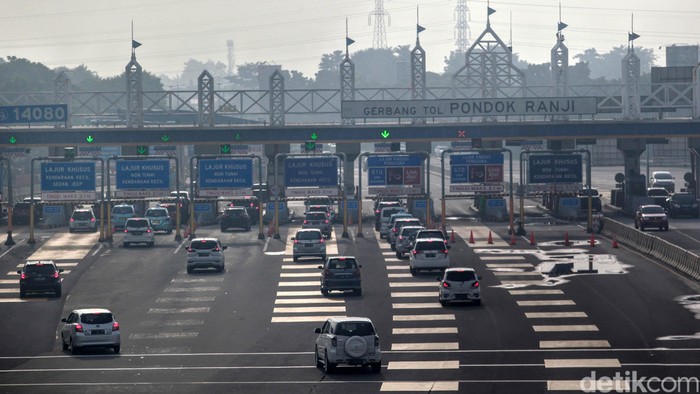 Hari Kedua Masa transisi psbb, pantauan arus lalin lintas di gerbang tol Pondok Ranji terpantau ramai lancar, Selasa (9/6/2020). Gerbang tol ini menghubungkan antara kawasan Serpong atau Bintaro menuju Jakarta.