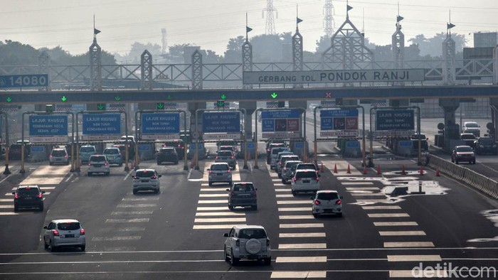 Tol Pondok Ranji Ramai Lancar Hari Kedua Masa transisi psbb, pantauan arus lalin lintas di gerbang tol Pondok Ranji terpantau ramai lancar, Selasa (9/6/2020). Gerbang tol ini menghubungkan antara kawasan Serpong atau Bintaro menuju Jakarta.