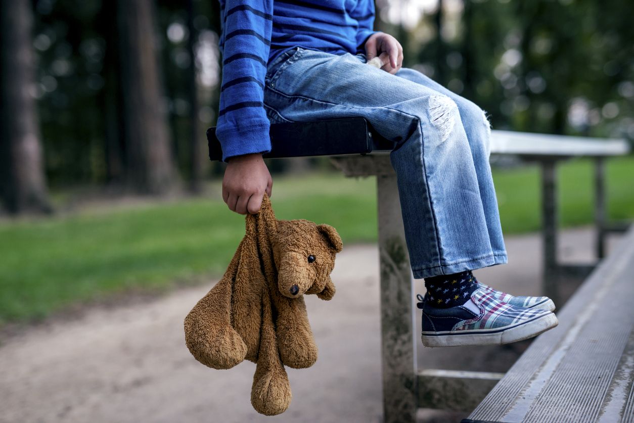 Ilustrasi Anak Korban Perceraian Family Problems. Cute Little Girl Suffering From Parents Arguing, Sitting On Floor With Teddy Bear, Feeling Abandonned And Lonely