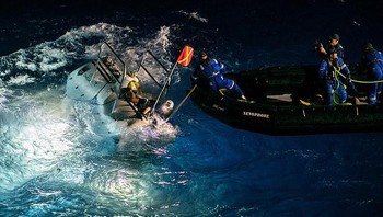Mereka berada di Challenger Deep sekitar 1,5 jam, kemudian naik kembali ke kapal ekspedisi DSSV Pressure Drop di tengah lautan Pasifik. Keseluruhan misi memakan waktu sekitar 10 jam. Foto: Daily Mail