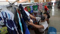 Pedagang merapikan dagangannya di los lantai IV pasar Klewer, Surakarta, Jawa Tengah, Senin (8/5). 