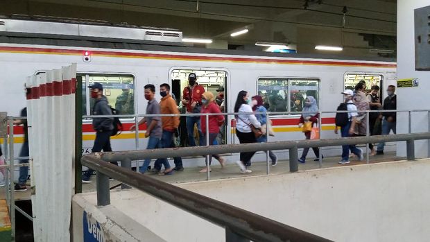 KRL tujuan Bogor di Stasiun Manggarai padat penumpang sore ini