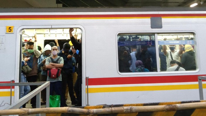 KRL tujuan Bogor di Stasiun Manggarai padat penumpang sore ini