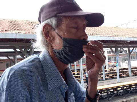 Lansia Sukamto di Stasiun Manggarai