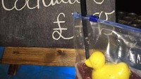 Minuman satu ini namanya Rubber Ducky Cocktail. Dan benar saja, saat disajikan ternyata ada bebek karet yang berenang di dalam minuman ini. Jadi ingat mainan masa kecil. Foto: istimewa
