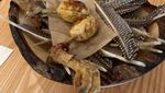 Bikin Bengong! Makanan Ini Disajikan Di Atas Buku Tua hingga Besi Berduri