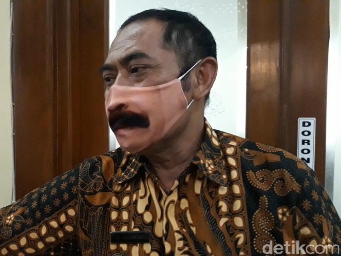 Masker kumis Walkot Solo, FX Hadi Rudyatmo, Selasa (9/6/2020).