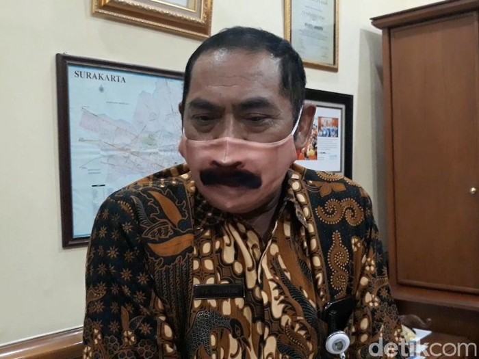 Masker kumis Walkot Solo, FX Hadi Rudyatmo, Selasa (9/6/2020).