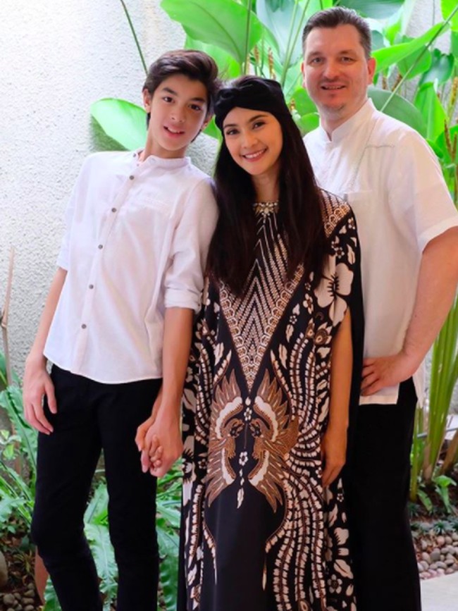 Suami dari Maudy Koesnaedi juga ternyata seorang mualaf. Bule asal Belanda bernama Frederik Johanner Meijer yang diniikahinya pada 23 September 2021 itu pada akhirnya memutuskan untuk mengikuti agama yang dianut Maudy, yaitu Islam. Foto: Instagram