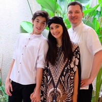 Suami dari Maudy Koesnaedi juga ternyata seorang mualaf. Bule asal Belanda bernama Frederik Johanner Meijer yang diniikahinya pada 23 September 2021 itu pada akhirnya memutuskan untuk mengikuti agama yang dianut Maudy, yaitu Islam. Foto: Instagram