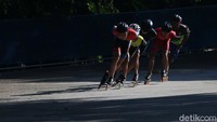 Di masa PSBB ini, atlet Pelatda sepatu roda Kota Bekasi, tetap jalani sesi latihan di kawasan Stadion Patriot Bekasi,Kota Bekasi, Jawa Barat, Selasa (09/06/2020).