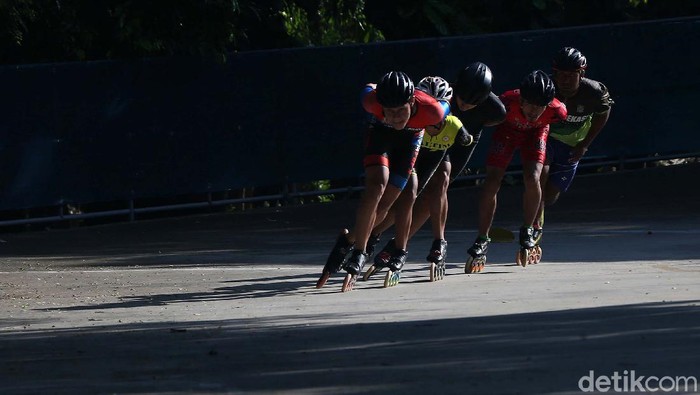 Melihat Atlet Pelatda Kota Bekasi Jalani Latihan Di masa, PSBB ini atlet Pelatda sepatu roda Kota Bekasi tetap jalani sesi latihan. Mereka berlatih di kawasan Stadion Patriot Bekasi,Kota Bekasi, Jawa Barat, Selasa (9/6).