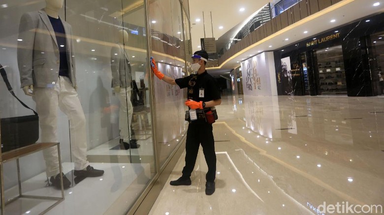 Melihat Persiapan Mal Jelang Dibuka di Era New Normal Sejumlah mal di Jakarta bersiap untuk beroperasi kembali dengan skenario new normal pada 15 Juni 2020 mendatang. Salah satunya mal Senayan City.