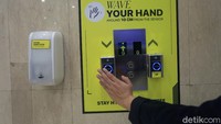 Selain itu untuk lift telah dipasang sensor, jadi pengguna hanya perlu melambaikan tangan dengan jarak 10 cm tak perlu lagi menekan atau menyentuh tombol.