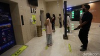 Garis kuning juga dipasang di depan lift untuk mengatur jarak pengguna lift.