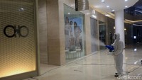Petugas juga melakukan penyemprotan desinfektan di Mal Senayan City, Jakarta, Selasa (9/6/2020).
