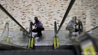 Petugas juga selalu membersihkan tempat-tempat yang biasa dipegang pengunjung.