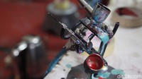 Yang dikerjakan di bengkel ini seperti chrome, coating dan repainting.