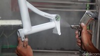 Saat masa pandemi Corona dan penerapan Pembatasan Sosial Berskala Besar (PSBB), order perawatan atau mewarnai sepeda makin naik.