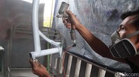 Pekerja tengah mewarnai salah satu batangan sepeda Brompton.