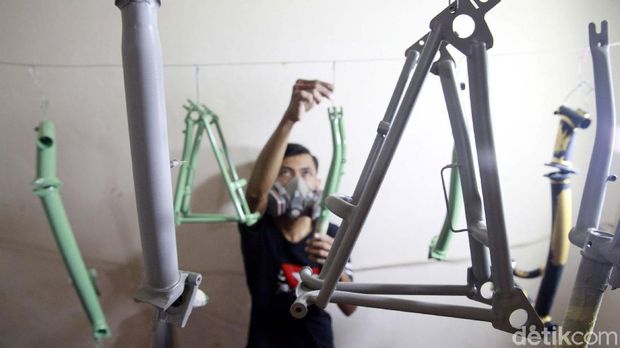 Bisnis perawatan dan reparasi sepeda meraup untung di masa PSBB ini. Seperti yang dialami bengkel sepeda premium, Brompton di Mampang Prapatan ini.