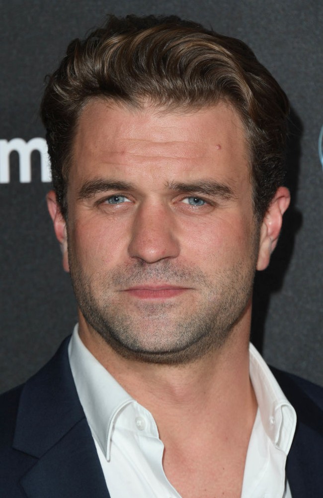 Mel Gibson dan Robyn Moore mempertahankan pernikahan mereka selama 26 tahun sebelum akhirnya bercerai pada 2006. Perceraian terjadi setelah Mel tertangkap kamera jalan bersama Oksana Grigorieva. Hanya enam minggu setelah Robyn mengajukan cerai, Oksana mengumumkan kalau dia hamil anak Mel. Pernikahan Mel Gibson dan Robyn dikaruniai tujuh orang anak. Salah satu putranya, Milo Gibson, mengikuti jejak sang ayah menjadi seorang aktor. Sementara anak keduanya, Christian Gibson, berkarier sebagai musisi. Foto: Getty Images/Stuart C. Wilson