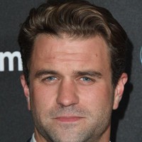 Mel Gibson dan Robyn Moore mempertahankan pernikahan mereka selama 26 tahun sebelum akhirnya bercerai pada 2006. Perceraian terjadi setelah Mel tertangkap kamera jalan bersama Oksana Grigorieva. Hanya enam minggu setelah Robyn mengajukan cerai, Oksana mengumumkan kalau dia hamil anak Mel. Pernikahan Mel Gibson dan Robyn dikaruniai tujuh orang anak. Salah satu putranya, Milo Gibson, mengikuti jejak sang ayah menjadi seorang aktor. Sementara anak keduanya, Christian Gibson, berkarier sebagai musisi. Foto: Getty Images/Stuart C. Wilson