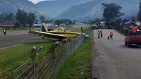 Pesawat itu diketahui dicarter PT Pertamina. Pesawat lepas landas dari Bandara Timika dan mengalami crash landing di Bandara Karubaga diduga karena licin sehingga tergelincir dan menabrak pagar landasan Bandara Karubaga.